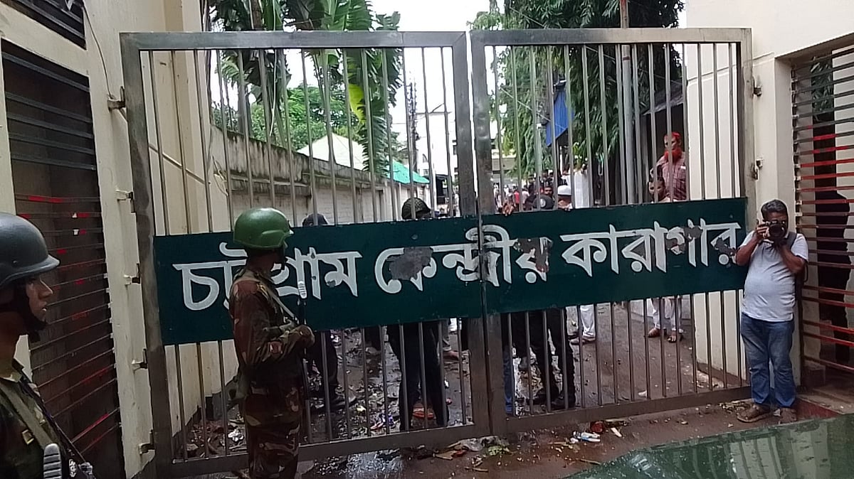 চট্টগ্রাম কেন্দ্রীয় কারাগারে বিক্ষোভ করেছেন বন্দীরা। তাঁদের দমন করতে পাল্টা ফাঁকা গুলি ছুড়েছেন কারারক্ষীরা। আজ বেলা তিনটায়